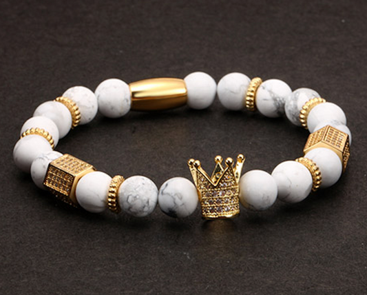 P107836 PULSERA CON îNIX DE HOWLITA Y CORONA DORADA CON INCRUSTACIONES DE CIRCîN.